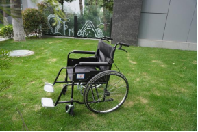 共享轮椅在户外